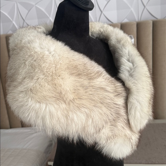 Sold / SAGA FOX FUR STOLE WRAP - Picture 7 of 16